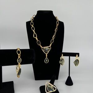 Sophisticated Gold and Black Gem Stones Necklace Set